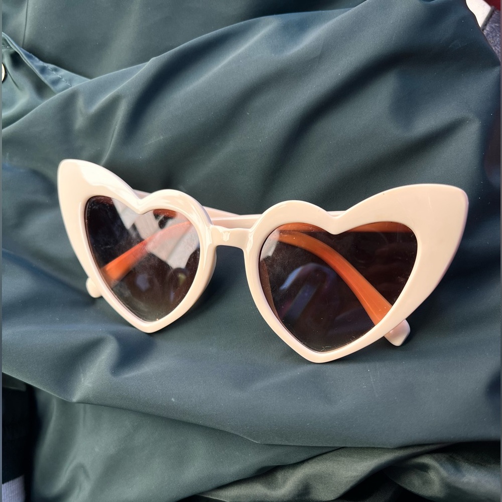 FREE Chic Heart-Shaped Blush Sunglasses (when you BUNDLE 3+ ITEMS!)
